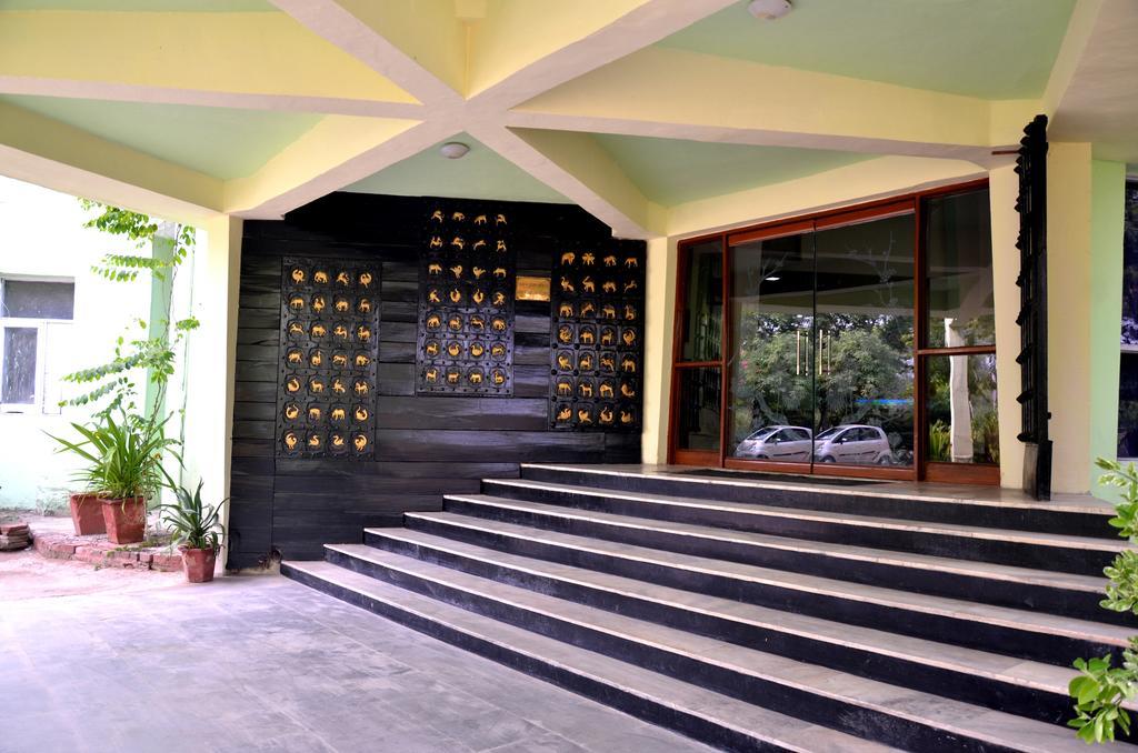 Hotel Bharatpur Ashok Buitenkant foto