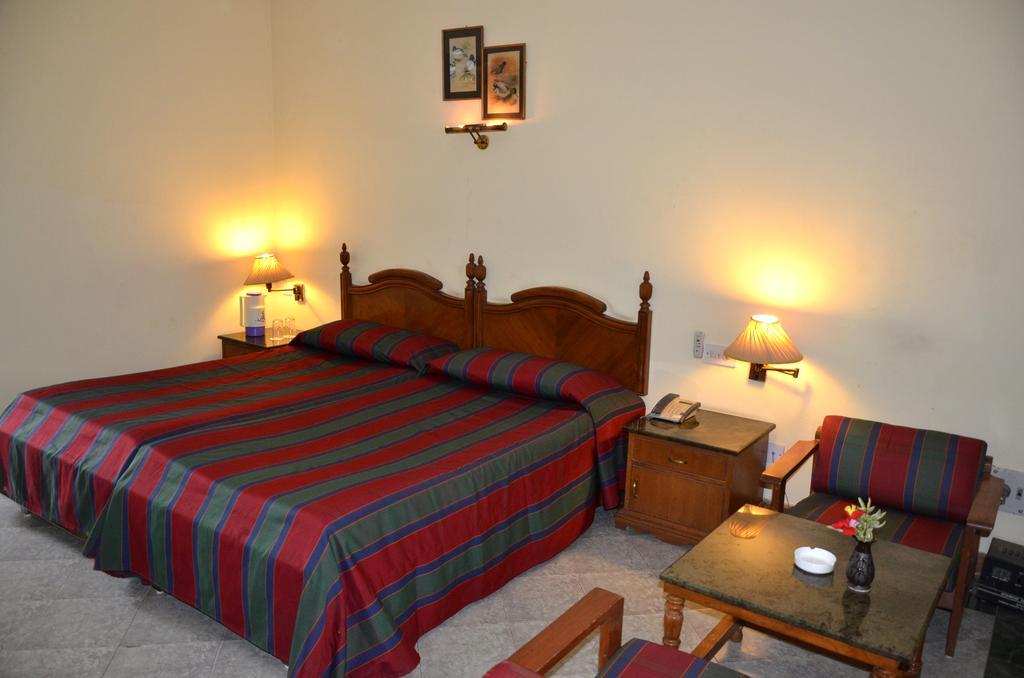 Hotel Bharatpur Ashok Buitenkant foto