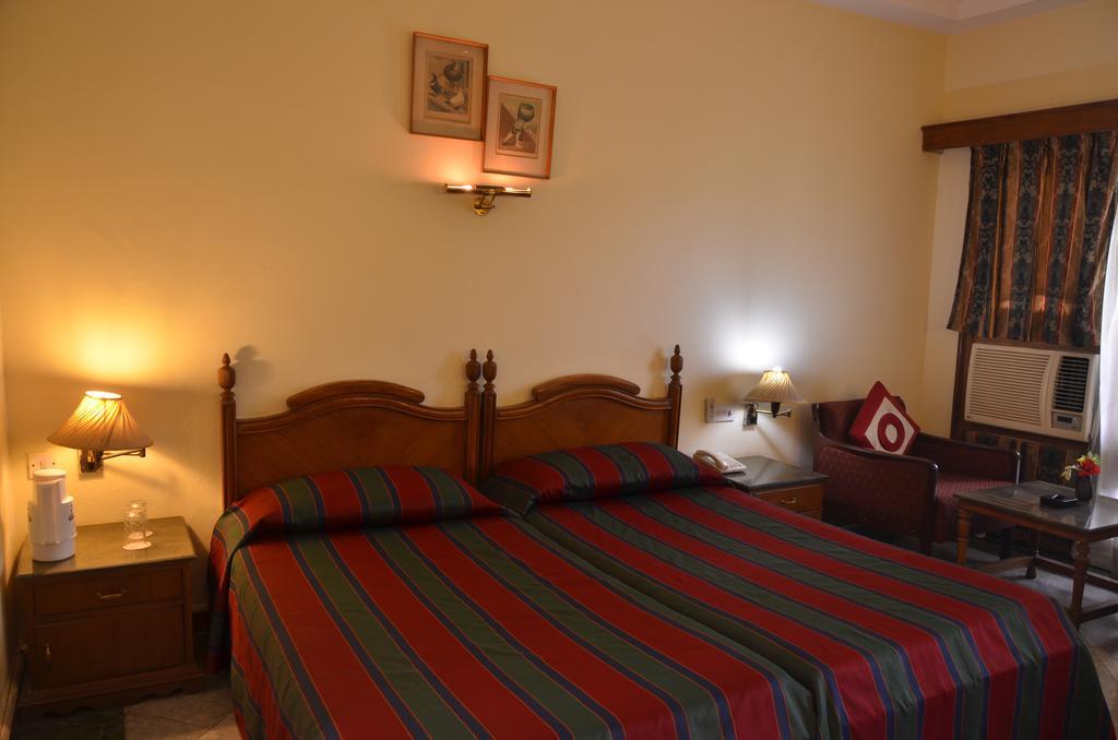 Hotel Bharatpur Ashok Buitenkant foto